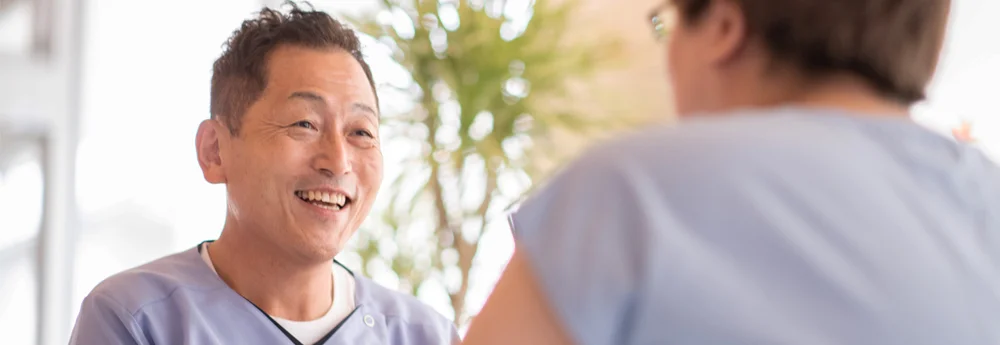突発性難聴の鍼治療の効果を説明する针灸师和灸师